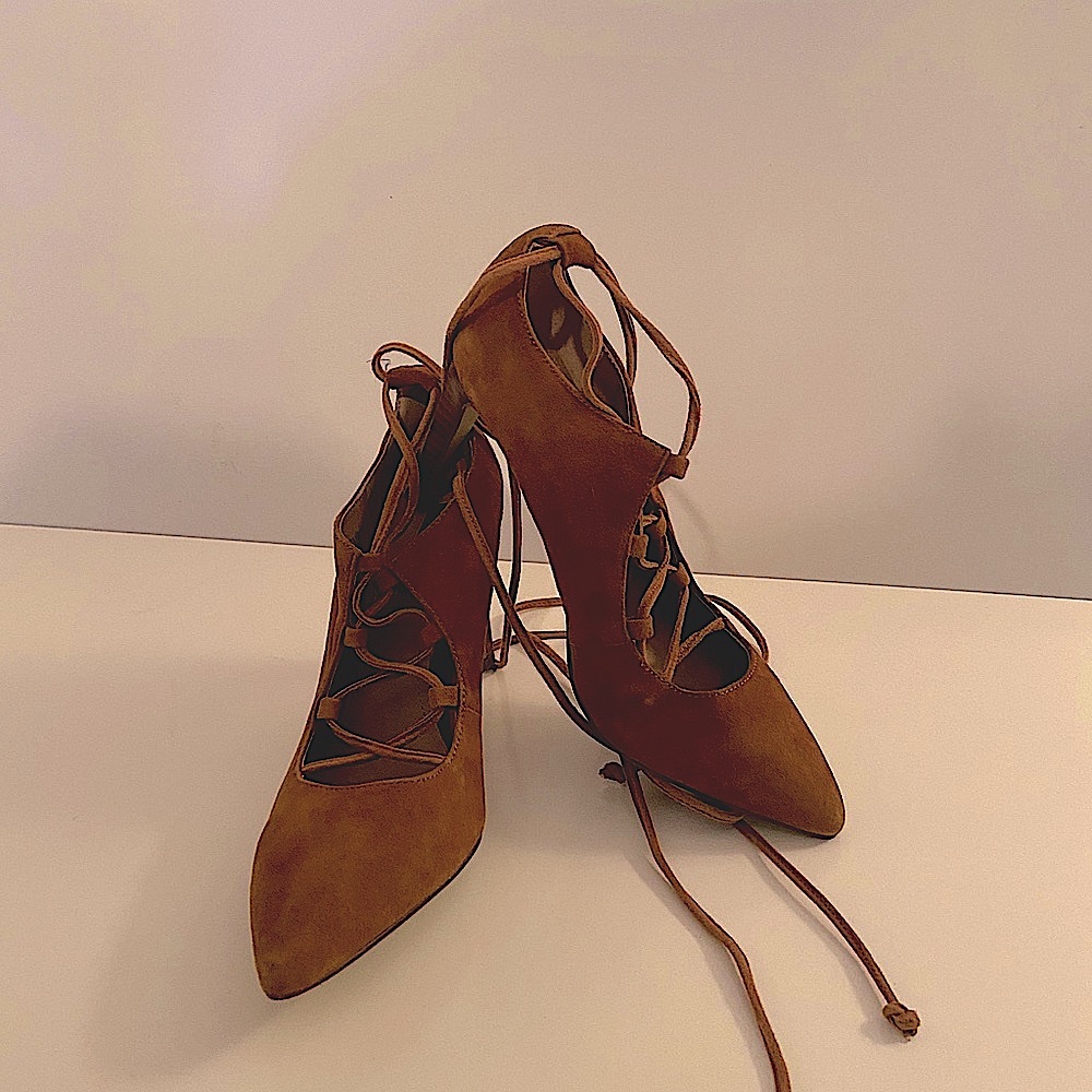 TAHARI Beautiful brown suede Lace up Heels